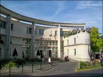 Je vous emmène pas très loin de l'aéroport Roissy-Charles-de-Gaulle, à Goussainville. Ville de plus de 30 000 habitants, dans l'arrondissement de Sarcelles, elle se situe dans le département ...