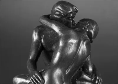 De quel grand sculpteur le faussaire Guy Hain a-t-il réalisé près de 6 000 copies ?