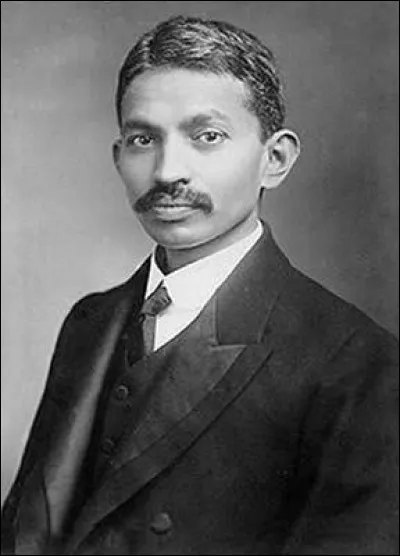 Cet Indien a d'abord fait des études de droits en Angleterre pour devenir avocat. Puis il est revenu en Inde pour obtenir l'indépendance de son pays en faisant des actions non-violentes. Qui est-il ?