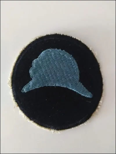 Pourquoi le casque emblématique de l'armée française "Adrian" apparaît-il sur cet écusson de l'armée américaine ?