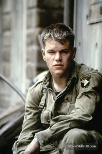 Dans l'incontournable "Il faut sauver le soldat Ryan", Ryan (Matt Damon) et son unité (éléments de la 101e aéroportée) portent une tenue de saut indissociable des unités parachutistes américaines. Tenue de saut connue sous le nom de...