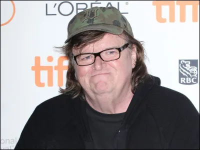 Complétez le titre du film documentaire réalisé par Michael Moore en 2002. ''Bowling for...''.