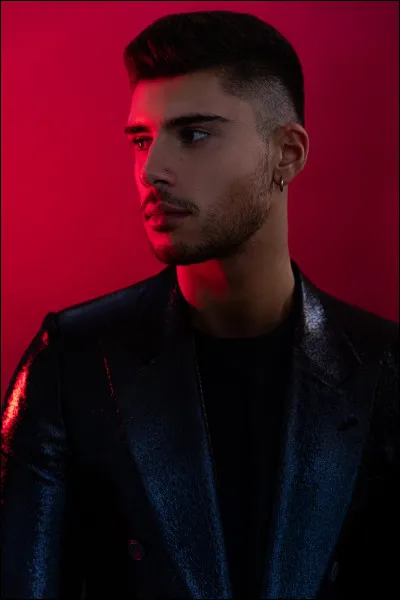 Andrew Lambrou représente...