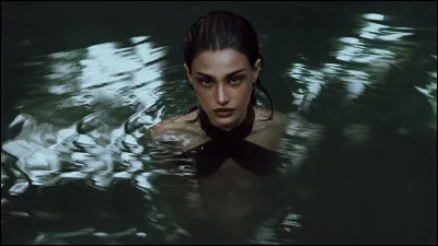 Brunette représente...