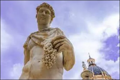 Je suis un dieu grec sorti de la cuisse de Jupiter.