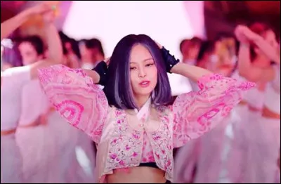 Dans quel M/V Lisa porte-t-elle un chut thaï ?