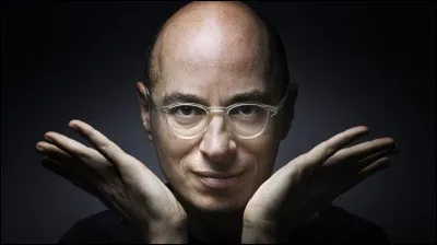 Qui est cet écrivain, auteur de la suite romanesque en trois volumes ''Le Cycle des dieux'' ?