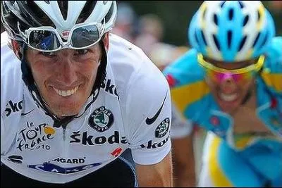 Alberto Contador a conserv son maillot jaune au terme de cette tape et possde une avance sur Andy Schleck de...