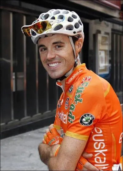 Samuel Sanchez, coureur de l'quipe basque Euskaltel-Euskadi a chut et il pointe dsormais ...