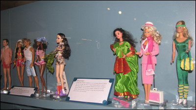 Le fabricant de jouets Mattel a conçu en avril 2023 un nouveau modèle de poupée Barbie avec un strabisme.