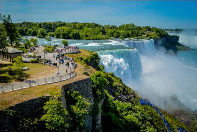 Les chutes du Niagara sont un ensemble de quatre chutes d'eau.