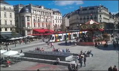 Dans quelle ville se trouve la Place du Ralliement ?