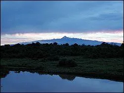 Faisant partie de la catégorie des volcans rouges, je ne gronde plus depuis longtemps et m'endors - du haut de mes 5 199 m - au centre d'un pays qui porte le même nom que moi, je suis :