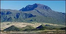 Volcan endormi, point culminant de l'Archipel des Mascareignes dans l'Océan Indien avec 3 070 m, situé au centre de l'Île de la Réunion, je suis :