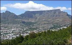 Avec ma forme particulière, je 'surveille' la ville du Cap et Robben Island en Afrique du Sud du haut de mes 1 086 m, je suis :