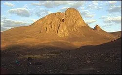 Je suis le Mont Tahat, situé dans le Sahara central en Algérie dont je constitue le point culminant. Saurez-vous donner ma 'taille' ?