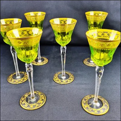 Quelle liqueur &agrave; tr&egrave;s haut degr&eacute; d�alcool cr&eacute;&eacute;e en 1605 est fabriqu&eacute;e dans une distillerie de l�Is&egrave;re ?