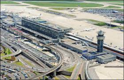 Quel grand aéroport francilien est à cheval sur les départements de l'Essonne et du Val-de-Marne ?