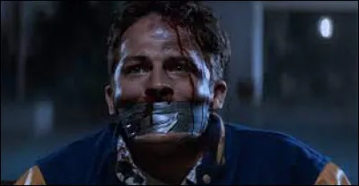 Quels personnages se font tuer dans la scène douverture ?