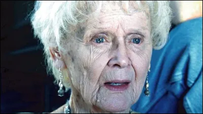 Quelle activité faisait Rose au début du film quand elle voit son dessin à la télé ?