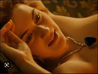 Quel objet Jack est-il accusé d'avoir volé pendant que Rose se rhabillait ?