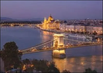 Quel est le surnom de Budapest ?
