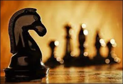 Le cavalier se déplace en L, et de trois cases.