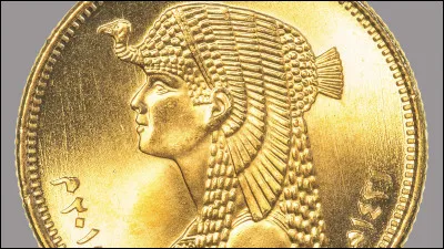 Cette femme a eu plusieurs relations avec Jules César et Marc-Antoine pour les intérêts de son royaume. Mais cette démarche n'a pas fonctionné. Elle se serait suicidée au moyen d'un serpent. Qui est-ce ?