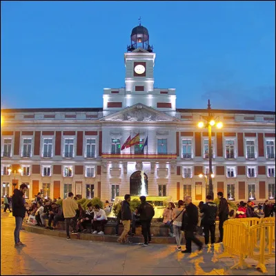 Quelle place de Madrid est considérée comme le point de départ de toutes les routes d'Espagne ?
