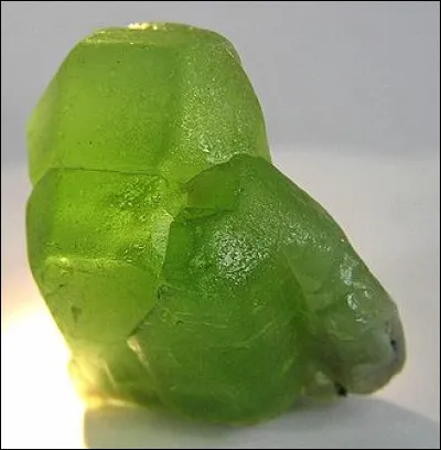 Les cristaux de péridot ont probablement été exploités dès quel millénaire ?