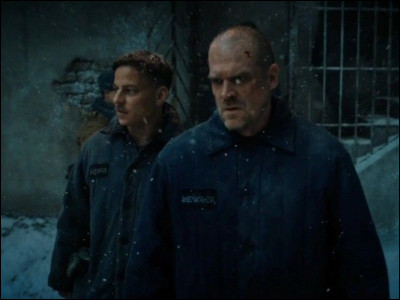 Quelle est la récompense que Murray et Joyce doivent donner à Enzo pour que celui-ci aide Hopper à séchapper de la prison russe ?