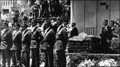 Le 4 mai 1886, à Chicago, une manifestation dégénère, avec lâcher de bombe et de policiers armés. Après avoir châtié (et exécuté) des militants anarchistes finalement réhabilités, qui fut soupçonné, en fin de compte ?