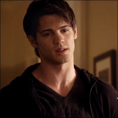 Cest le frère dElena. Comment s'appelle-t-il ?