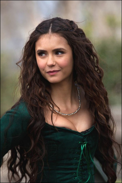 Cest le sosie dElena et lex-petite amie de Stefan. Qui est-elle ?