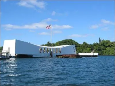 Sur quel cuirass coul pendant l'attaque (Il continue d'ailleurs de perdre un peu de carburant, quasiment 70 ans aprs) a t construit le mmorial de Pearl Harbor ?
