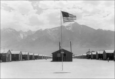 Dans ce contexte, suite  l'attaque, combien de japonais et de citoyens amricains d'origine japonaise furent rassembls et surveills dans des camps d'internement aux Etats-Unis ?