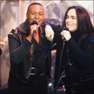 À quel duo a chanté "Would I Lie To You Baby" ?