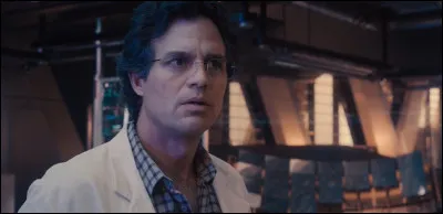 Voici Banner. Il a la capacité de se transformer en un énorme monstre vert, Hulk. Dans quel film voit-on cela parmi les 2 propositions ?