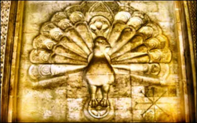 Chez les Yézidis, kurdophones, il est l'ange paon, fils de la Déesse Sophia. Quel est son nom ?