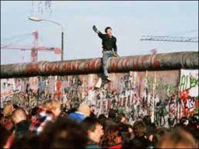 En quelle année a eu lieu la chute du mur de Berlin ?