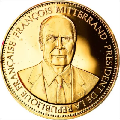 Depuis quelle année le 8 mai est-il définitivement déclaré jour férié en commémoration de la fin de la Seconde Guerre mondiale ?