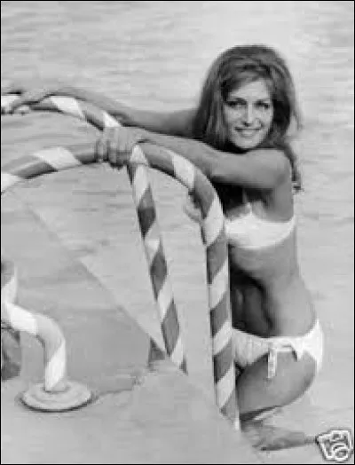 Qui a écrit (ou plutôt adapté en français) la chanson "Laissez-moi danser" pour Dalida ?