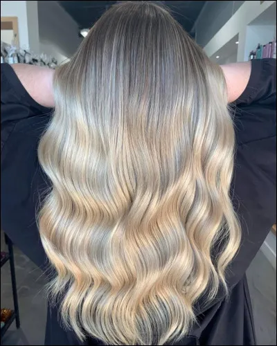 Et pour finir, tu as les cheveux de quelle couleur