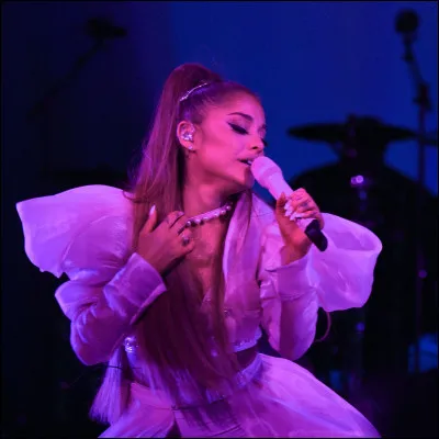 Elle entame une grande tournée mondiale, pour son 4e album, "Le Sweetener Word Tour", en mars...