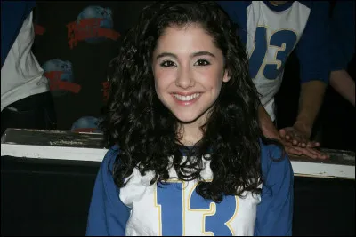 En ... Ariana joue le rôle de Charlotte dans la comédie musicale "13".