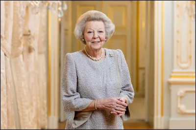 La reine Beatrix était l'ancienne reine des/de/du/d'...
