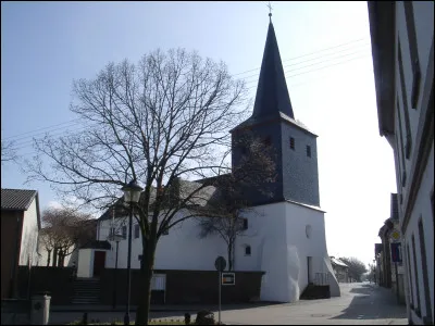 Dans quel pays se trouve le village de Miel ?