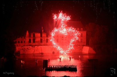 Impossible de se tromper, ce spectacle est un des podiums du Puy du Fou ! Lequel est-ce ?