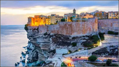 Quelle ville de Corse-du-Sud a donné son nom au détroit séparant la Corse et la Sardaigne ?