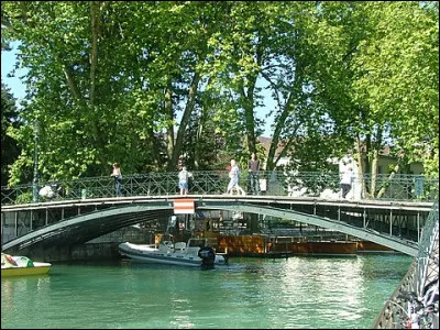 Comment se nomme ce pont célèbre dAnnecy ?